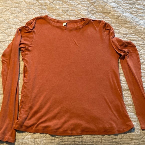 Love this color!  Long sleeve, very small fine ribbed rust tshirt - Picture 3 of 5